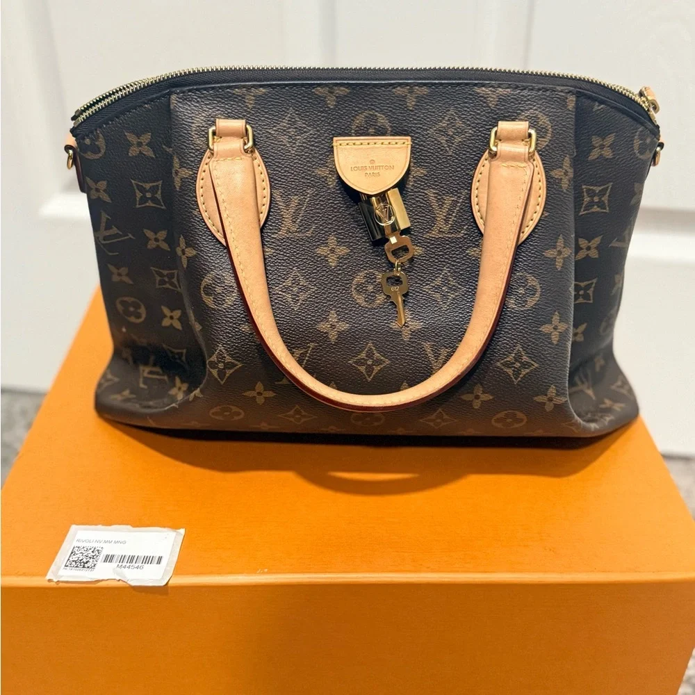Louis Vuitton Rivoli NV MM - Picture 2 of 5